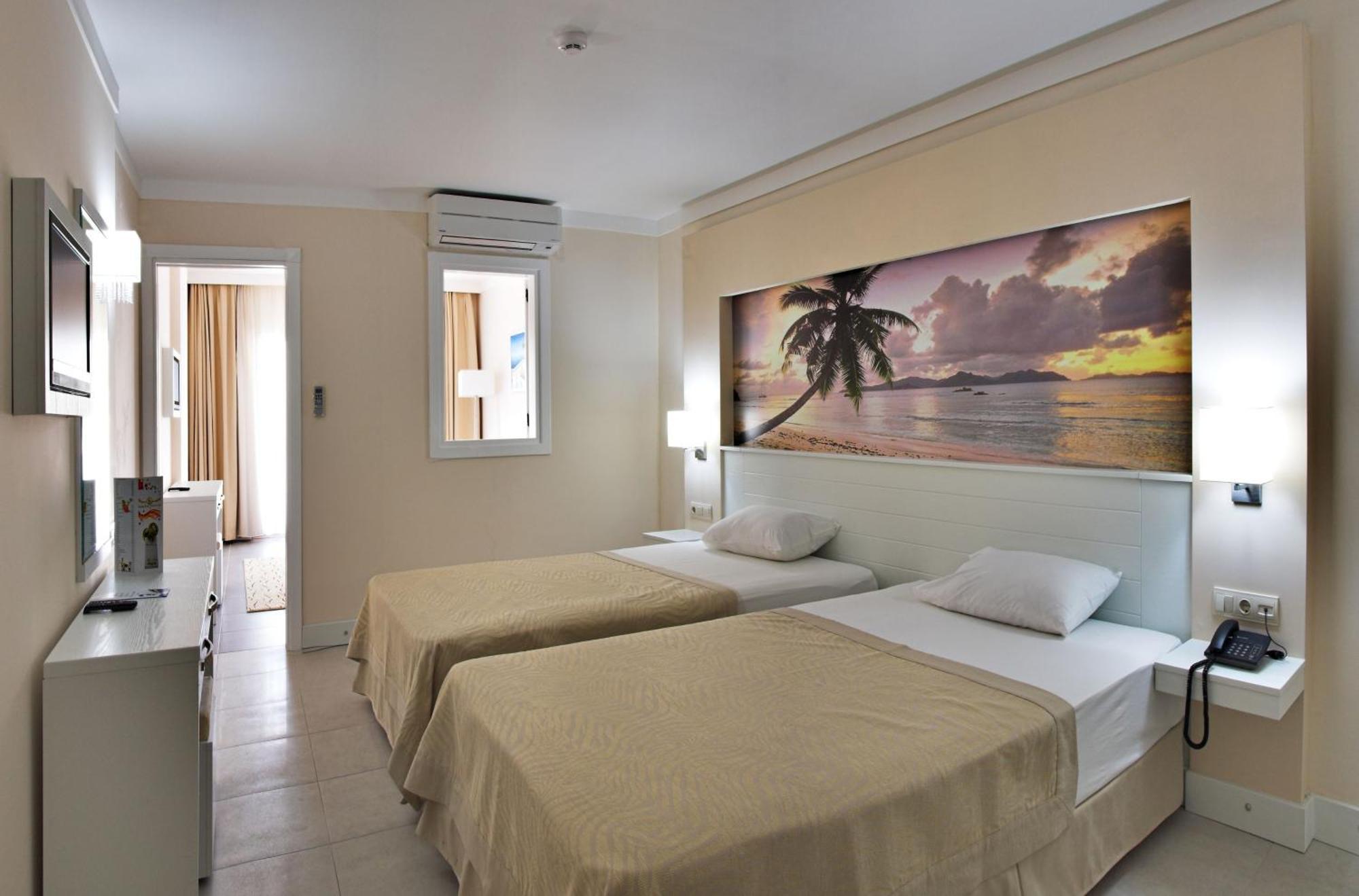 Batihan Beach Resort&Spa - 24H All Inclusive Kusadasi Bagian luar foto